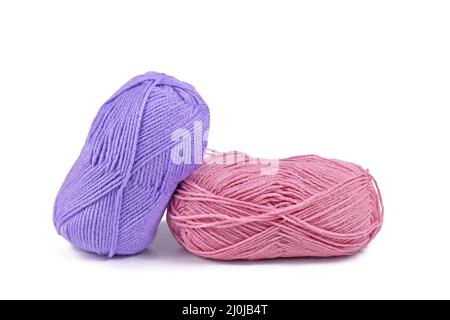 Boules de laine rose et violette sur fond blanc Banque D'Images