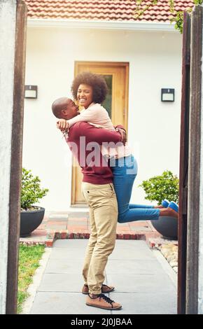 C'est une autre grande étape pour nous. Photo d'un jeune couple célébrant le déménagement dans sa nouvelle maison. Banque D'Images