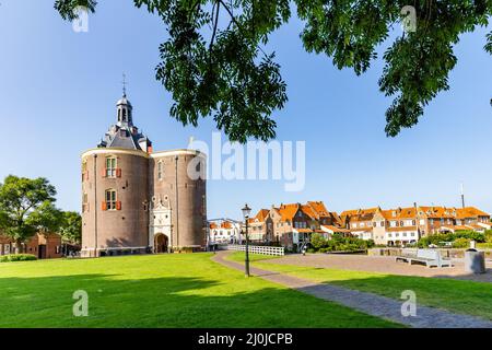 Paysage urbain Enkhuizen avec porte Drommedaris. Village de pêcheurs historique dans le nord de la Hollande aux pays-Bas Banque D'Images