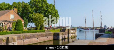 Enkhuizen, pays-Bas - 20 juillet 2021 : paysage urbain Enkhuizen avec des navires entrant dans le port historique, au centre du village de pêcheurs historique du nord de la Hollande, aux pays-Bas Banque D'Images