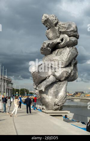 Moscou, Russie - 24 août 2021 : œuvre de sculpture monumentale, Big Clay numéro 4, réalisée par l'artiste suisse Urs Fischer. Contemporain Banque D'Images