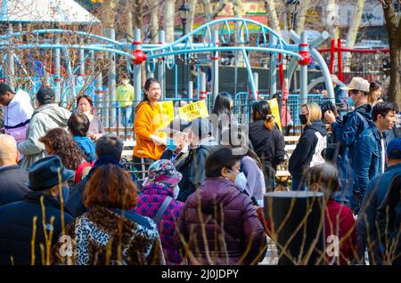 Des membres de la communauté se sont réunis dans le quartier chinois de Manhattan pour réclamer justice pour la violence contre les femmes à l'occasion du premier anniversaire de la fusillade d'Altanta. Banque D'Images