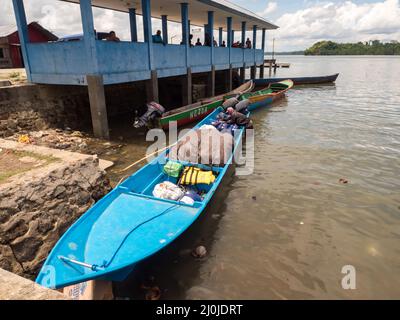 Namasan, Indonésie - 31 janvier 2018 : bateau dans le petit village de Namasan, en Papouasie occidentale, baie d'Arguni, péninsule d'Bird's Head, Indonésie, Asie. Banque D'Images