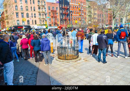 Des membres de la communauté se sont réunis dans le quartier chinois de Manhattan pour réclamer justice pour la violence contre les femmes à l'occasion du premier anniversaire de la fusillade d'Altanta. Banque D'Images