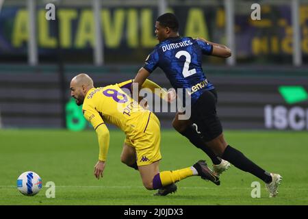 Milan, Italie, 19th mars 2022. Denzel Dumfries du FC Internazionale est en conflit avec Riccardo Saponara de l'ACF Fiorentina pendant le match de la série A à Giuseppe Meazza, Milan. Le crédit photo devrait se lire: Jonathan Moscrop / Sportimage Banque D'Images