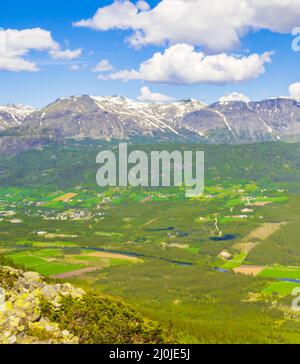 Magnifique panorama sur la vallée Norvège Hemsedal Hydalen avec neige dans les montagnes. Banque D'Images