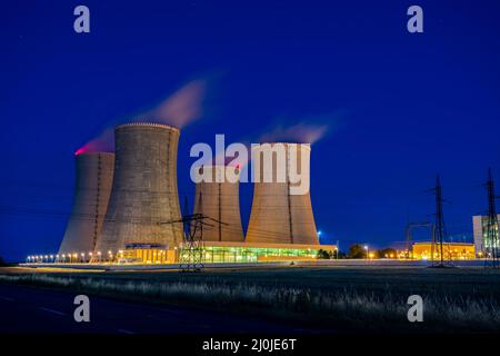 Centrale nucléaire de nuit, Dukovany, République tchèque Banque D'Images