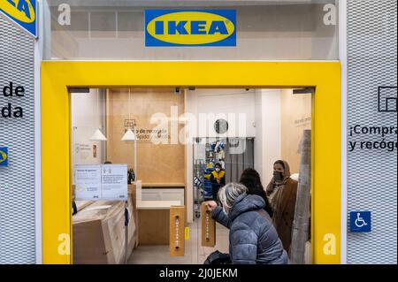 Madrid, Espagne. 17th mars 2022. Les acheteurs sont vus dans le magasin de la compagnie suédoise de meubles Ikea en Espagne. Crédit : SOPA Images Limited/Alamy Live News Banque D'Images