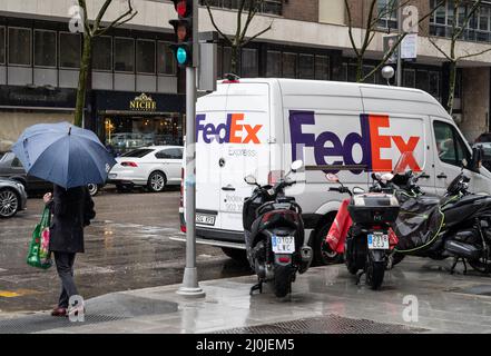 Madrid, Espagne. 17th mars 2022. Un piéton passe devant le minibus de livraison American FedEx Express en Espagne. Crédit : SOPA Images Limited/Alamy Live News Banque D'Images