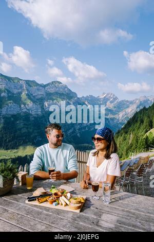 Alpes suisses et un restaurant de montagne sous la falaise d'Aescher vue de la montagne Ebenalp dans la région d'Appenzell en Suisse Banque D'Images