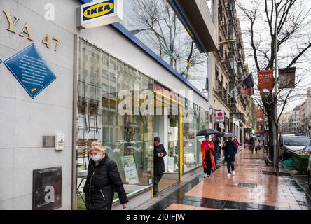 Madrid, Espagne. 03rd mars 2022. Des piétons marchent devant le magasin de la compagnie suédoise de meubles Ikea en Espagne. (Photo de Xavi Lopez/SOPA Images/Sipa USA) crédit: SIPA USA/Alay Live News Banque D'Images