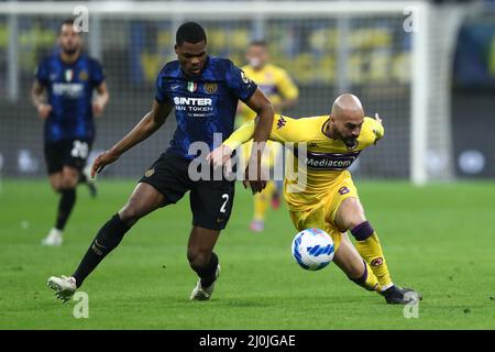 Denzel Dumfries du FC Internazionale et Riccardo Saponara de l'AFC Fiorentina contrôle le ballon pendant la série Un match entre le FC Internazionale et l'ACF Fiorentina au Stadio Giuseppe Meazza le 19 mars 2022 à Milan, Italie. Banque D'Images