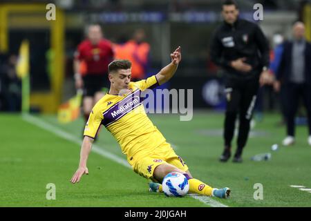 Krzysztof Piatek de l'AFC Fiorentina contrôle le ballon pendant la série Un match entre le FC Internazionale et l'ACF Fiorentina au Stadio Giuseppe Meazza le 19 mars 2022 à Milan, Italie. Banque D'Images