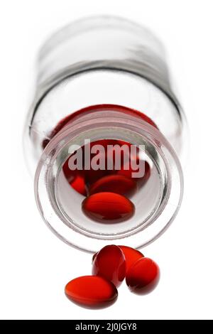 capsules d'huile de krill dans un flacon en verre de pharmacie isolé sur fond blanc Banque D'Images