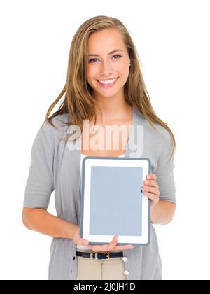 Cela me rend la vie beaucoup plus facile. Portrait en studio d'une jeune femme attrayante tenant une tablette numérique. Banque D'Images