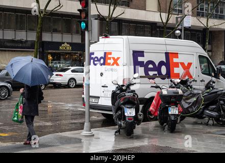 Madrid, Espagne. 3rd mars 2022. Un piéton passe devant le minibus de livraison American FedEx Express en Espagne. (Image de crédit : © Xavi Lopez/SOPA Images via ZUMA Press Wire) Banque D'Images