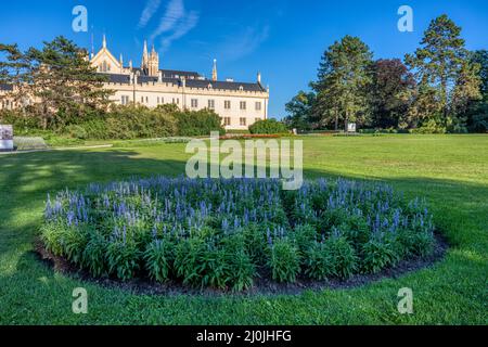 Château de Lednice avec de beaux jardins et parcs le jour d'été ensoleillé Banque D'Images