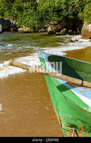 Bateau de pêche à ramer sur le front de mer Banque D'Images