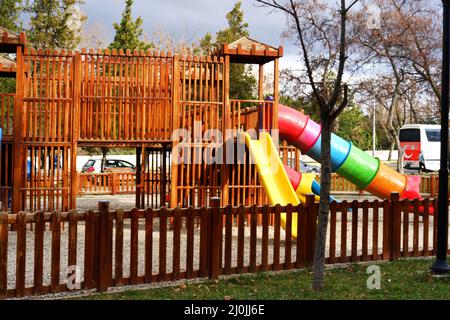 Des toboggans dans une aire de jeux en bois en plein air par temps nuageux Banque D'Images