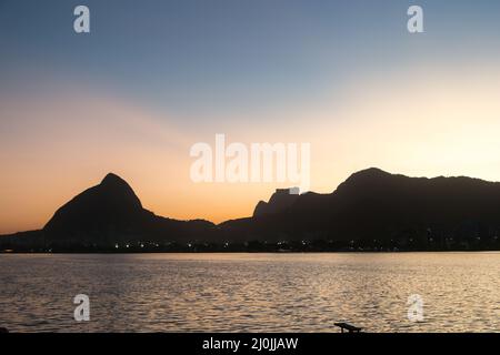 Coucher de soleil sur le lagon Rodrigo de Freitas à Rio de Janeiro, Brésil. Banque D'Images