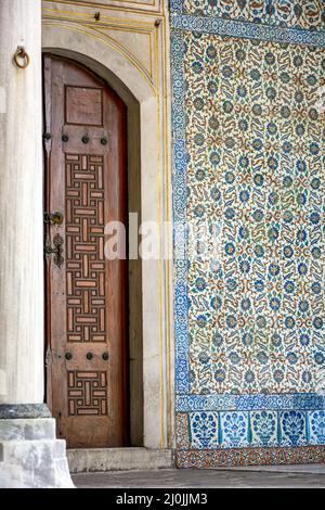 Porte et fresques de la cour intérieure du palais de Topkapi à Istanbul, Turquie. Banque D'Images