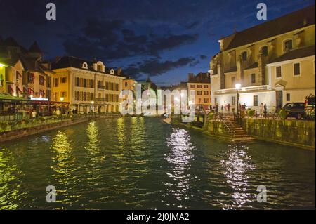 Annecy dans les Alpes, vue de nuit sur le canal de la vieille ville, France, Europe Banque D'Images