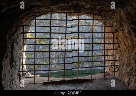 Ouverture de grille de transport principal adit dans 'Malá Amerika' ('Little America') la carrière de calcaire abandonnée dans le Karst tchèque. Banque D'Images