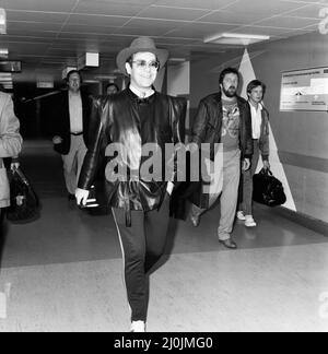 Elton John arrivant à l'aéroport de Heathrow de Copenhague. 7th mai 1982. Banque D'Images