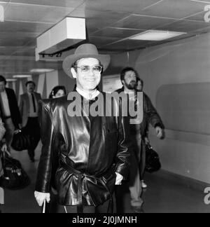 Elton John arrivant à l'aéroport de Heathrow de Copenhague. 7th mai 1982. Banque D'Images