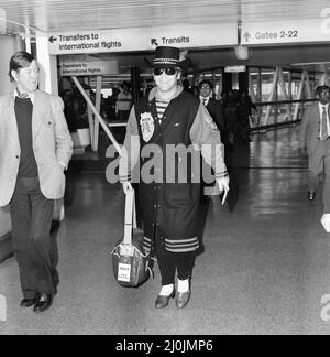 Elton John arrivée à l'aéroport de Heathrow depuis Perth. 23rd décembre 1980. Banque D'Images