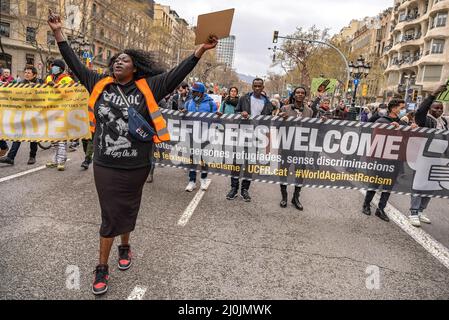 Barcelone, Espagne. 19th mars 2022. Une femme avec ses bras levés et criant des slogans est vue à l'avant du rassemblement tenant la bannière tous les réfugiés sont Wellcome. Des centaines de personnes appelées par la plate-forme unité contre le fascisme et le racisme (UCFR) ont manifesté à Barcelone pour célébrer la Journée internationale annuelle pour l'élimination de la discrimination raciale 2022, qui aura lieu le 21 mars. (Photo par Paco Freire/SOPA Images/Sipa USA) crédit: SIPA USA/Alay Live News Banque D'Images