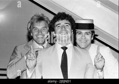 Kevin Keegan en photo avec Freddie Starr et Elton John. Kevin Keegan a reçu son prix Golden Shoe du magazine Adidas-Shoot pour avoir obtenu la plupart des buts de la première division la saison dernière. 25th août. 1982. Banque D'Images