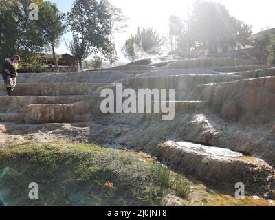 Les sources rouges de Karahayit sont une eau de source séparée avec une combinaison unique de minéraux qui a fait couler cette eau de rouge, laissant beh Banque D'Images