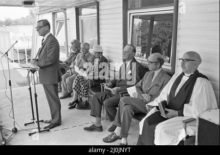 Le Recteur de l'église St Botolph, le Rév Maurice Hewett (à droite de la photo) vu ici à la cérémonie d'ouverture de l'extension de la maison Cheshire au lac Chipstead. Octobre 1980 Banque D'Images