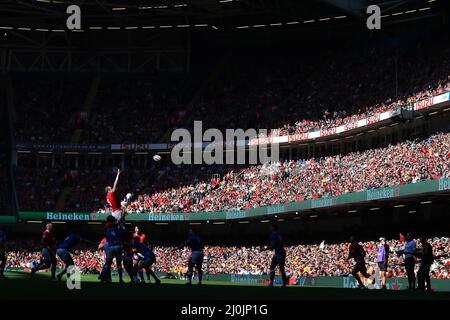 Alun Wyn Jones du pays de Galles saute pour une balle de ligne. Championnat Guinness six Nations 2022, pays de Galles / Italie au stade de la Principauté à Cardiff le samedi 19th mars 2022. photo par Andrew Orchard/Andrew Orchard sports photographie/ Alamy Live News Banque D'Images