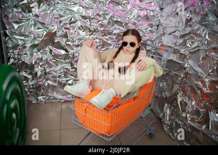 Portrait d'une fille élégante sur fond argenté Banque D'Images