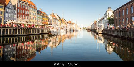New Harbour, Copenhague, Danemark - juillet 2021 : vue sur le canal de Nyhavn avec de nombreux drapeaux sur le fond des bâtiments colorés de la vieille ville de Copen Banque D'Images