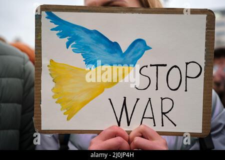 Stop the war Sign with Dove with Ukranian flag Colors Banque D'Images