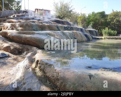 Les sources rouges de Karahayit sont une eau de source séparée avec une combinaison unique de minéraux qui a fait couler cette eau de rouge, laissant beh Banque D'Images