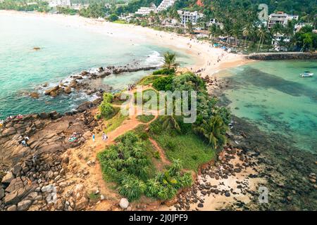 Panorama aérien de la plage tropicale dans la ville de Mirissa, Sri Lanka Banque D'Images