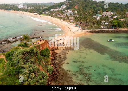 Panorama aérien de la plage tropicale dans la ville de Mirissa, Sri Lanka Banque D'Images