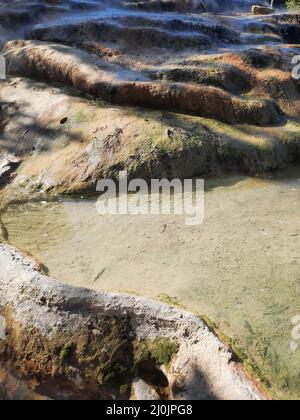 Les sources rouges de Karahayit sont une eau de source séparée avec une combinaison unique de minéraux qui a fait couler cette eau de rouge, laissant beh Banque D'Images