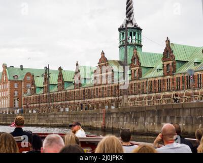 Copenhague, Danemark - juillet 2021 : Børsen, également connu sous le nom de Børsbygningen, est un bâtiment historique de 17th-siècle situé dans le centre de la bourse. Touristes dans le Banque D'Images