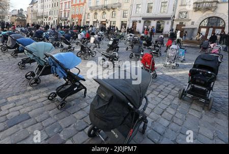 Lviv, Ukraine 18 mars 2022. L'action sociale « le prix de la guerre », dont le but est d'attirer l'attention sur la mort d'enfants ukrainiens innocents. 109 landaus ont été placés sur la place Rynok comme symbole de 109 enfants tués depuis l'invasion russe à grande échelle. Banque D'Images