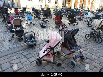 Lviv, Ukraine 18 mars 2022. L'action sociale « le prix de la guerre », dont le but est d'attirer l'attention sur la mort d'enfants ukrainiens innocents. 109 landaus ont été placés sur la place Rynok comme symbole de 109 enfants tués depuis l'invasion russe à grande échelle. Banque D'Images