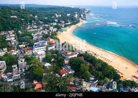 Vue aérienne. Vue de la plage à Unawatuna, Sri Lanka. Banque D'Images