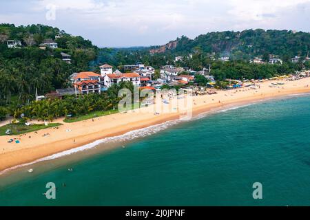 Vue aérienne. Vue de la plage à Unawatuna, Sri Lanka. Banque D'Images