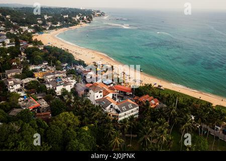 Vue aérienne. Vue de la plage à Unawatuna, Sri Lanka. Banque D'Images