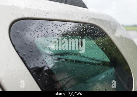 Gouttes de pluie sur le pare-brise de voiture Banque D'Images