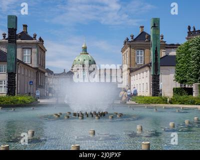 Copenhague, Danemark - juillet 2021 : Fontaine d'Amaliehaven, Église de marbre et Palac Amalienborg entourant la cour. Europe Banque D'Images